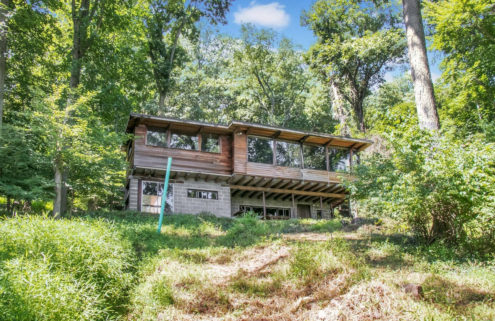 A midcentury renovation challenge near NYC lists for $469k